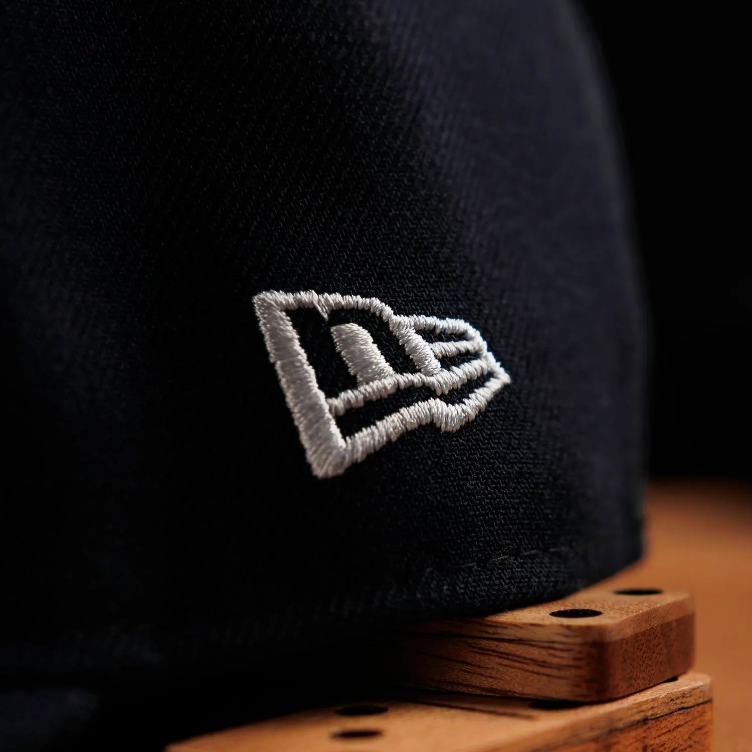 NEW ERA 59FIFTY MLB MINI LOGO NEW YORK YANKEES WS 99 NAVY / GREY UV FITTED CAP - FAM