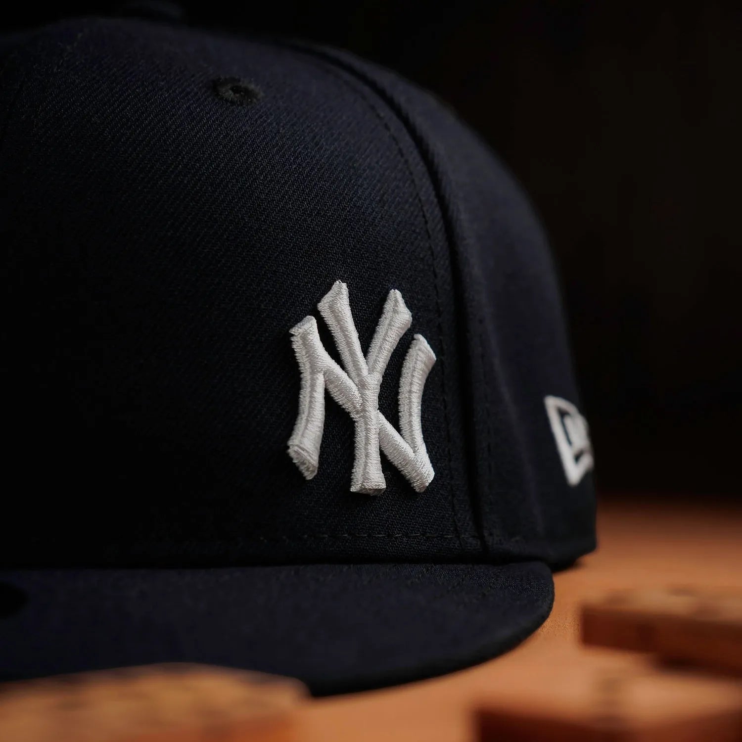 NEW ERA 59FIFTY MLB MINI LOGO NEW YORK YANKEES WS 99 NAVY / GREY UV FITTED CAP - FAM