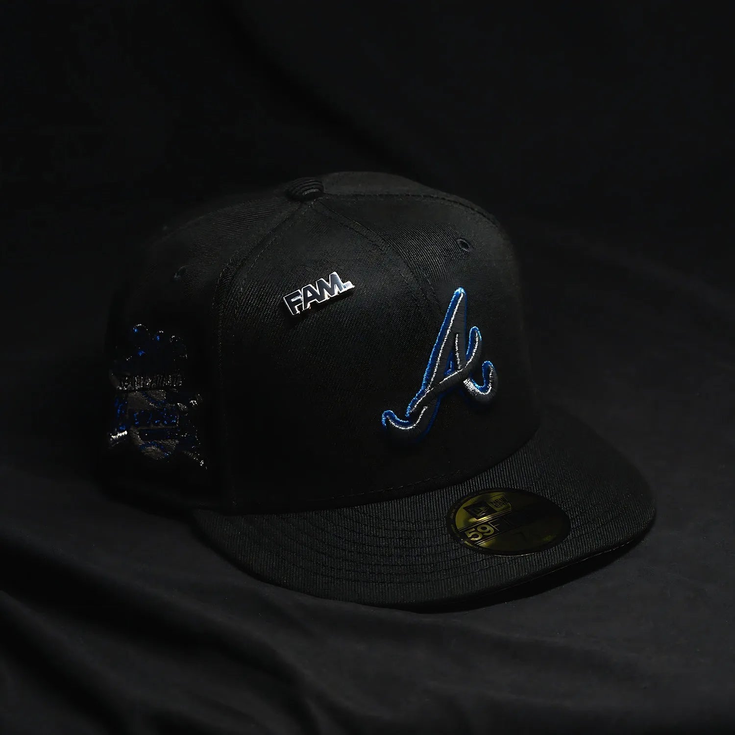 NEW ERA 59FIFTY MLB ATLANTA BRAVES 30TH SEASON BLACK / METALLIC SILVER UV FITTED CAP - FAM
