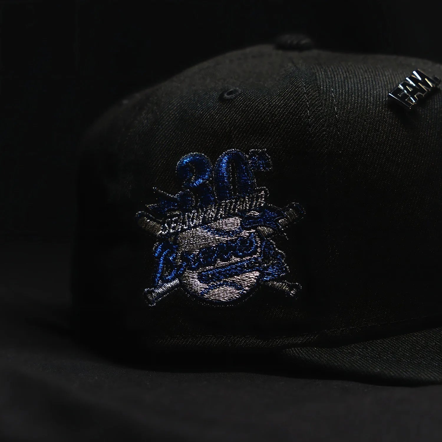 NEW ERA 59FIFTY MLB ATLANTA BRAVES 30TH SEASON BLACK / METALLIC SILVER UV FITTED CAP - FAM