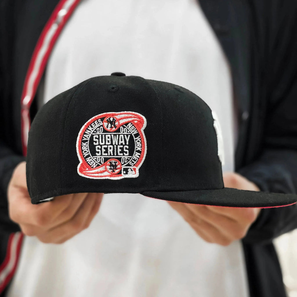 NEW ERA 59FIFTY MLB NEW YORK YANKEES SUBWAY SERIES 2000 BLACK / LAVA UV FITTED CAP - FAM