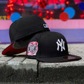NEW ERA 59FIFTY MLB NEW YORK YANKEES SUBWAY SERIES 2000 BLACK / LAVA UV FITTED CAP - FAM