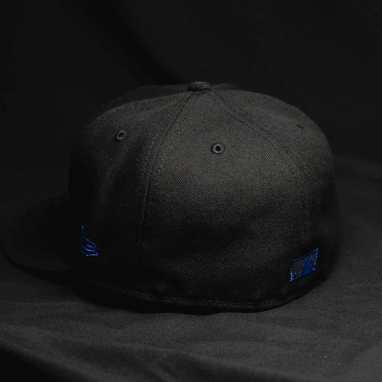 NEW ERA 59FIFTY MLB ATLANTA BRAVES 30TH SEASON BLACK / METALLIC SILVER UV FITTED CAP - FAM