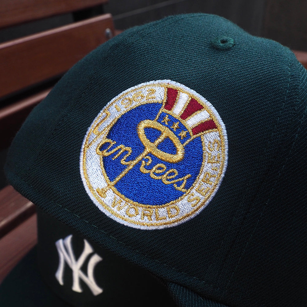 NEW ERA 59FIFTY MLB NEW YORK YANKEES WORLD SERIES 1962 UNDER GREEN / CARDINAL UV FITTED CAP