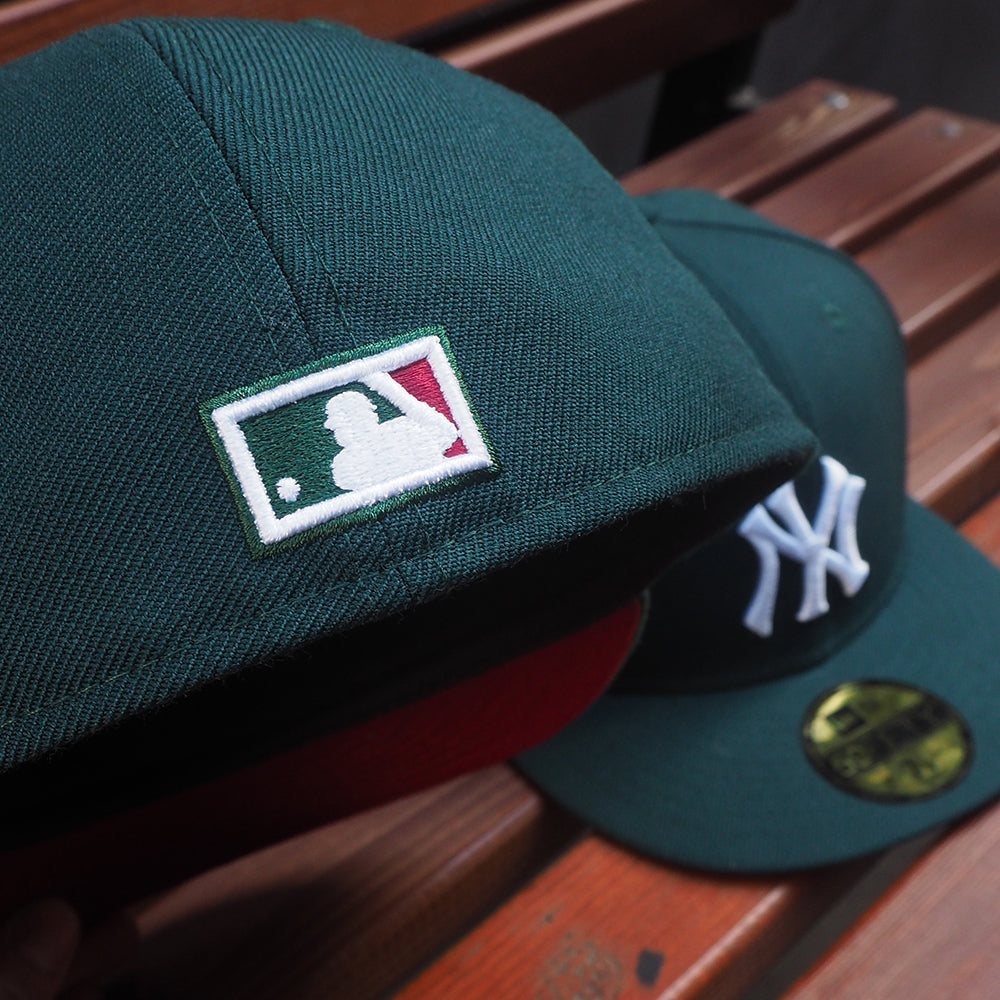 NEW ERA 59FIFTY MLB NEW YORK YANKEES WORLD SERIES 1962 UNDER GREEN / CARDINAL UV FITTED CAP