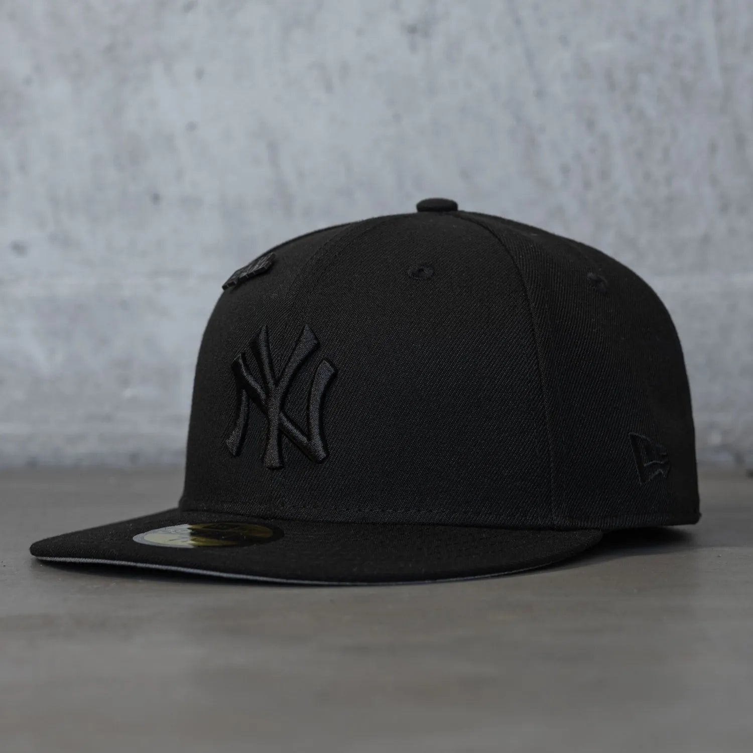NEW ERA 59FIFTY MLB NEW YORK YANKEES WORLD SERIES 1998 BLACK ON BLACK / GREY UV FITTED CAP