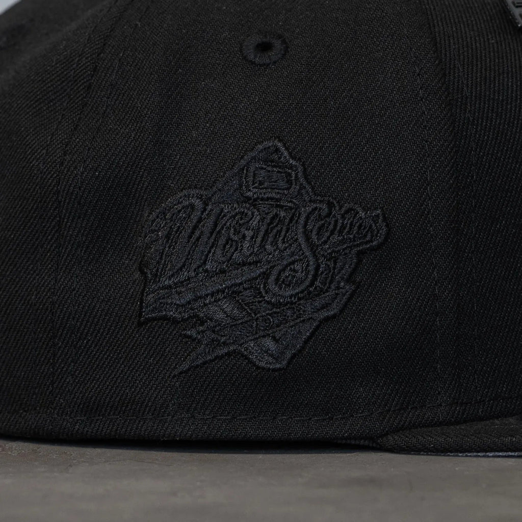 NEW ERA 59FIFTY MLB NEW YORK YANKEES WORLD SERIES 1998 BLACK ON BLACK / GREY UV FITTED CAP