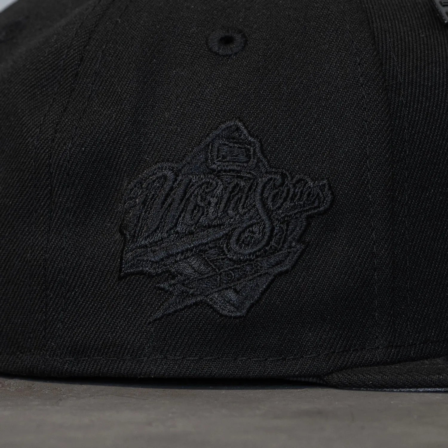 NEW ERA 59FIFTY MLB NEW YORK YANKEES WORLD SERIES 1998 BLACK ON BLACK / GREY UV FITTED CAP