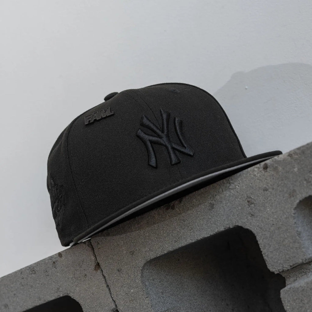 NEW ERA 59FIFTY MLB NEW YORK YANKEES WORLD SERIES 1998 BLACK ON BLACK / GREY UV FITTED CAP