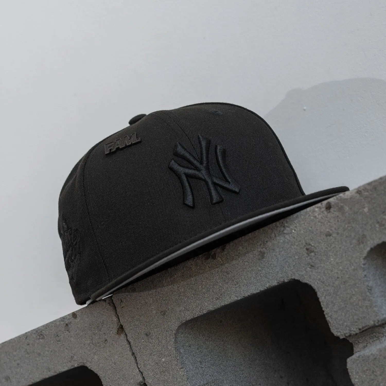 NEW ERA 59FIFTY MLB NEW YORK YANKEES WORLD SERIES 1998 BLACK ON BLACK / GREY UV FITTED CAP