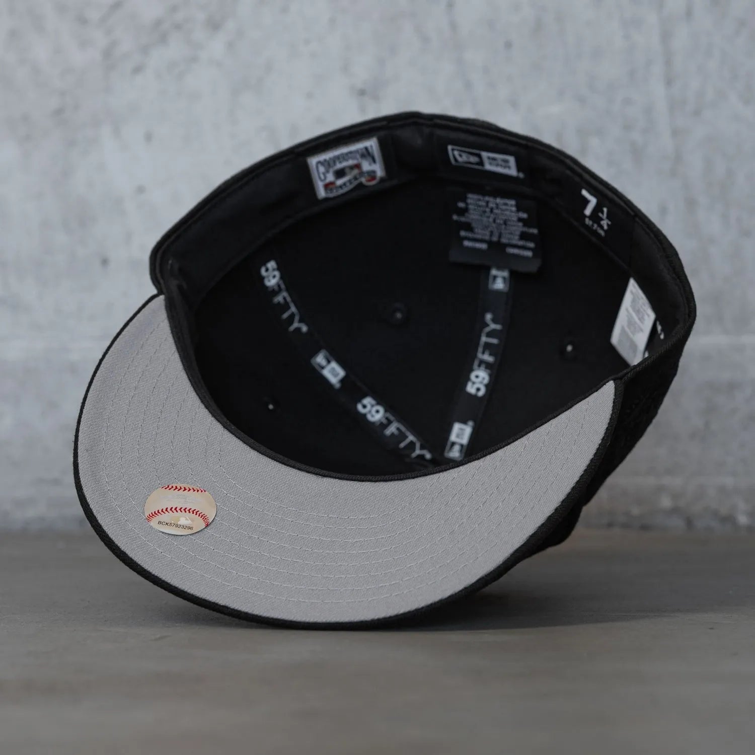 NEW ERA 59FIFTY MLB NEW YORK YANKEES WORLD SERIES 1998 BLACK ON BLACK / GREY UV FITTED CAP