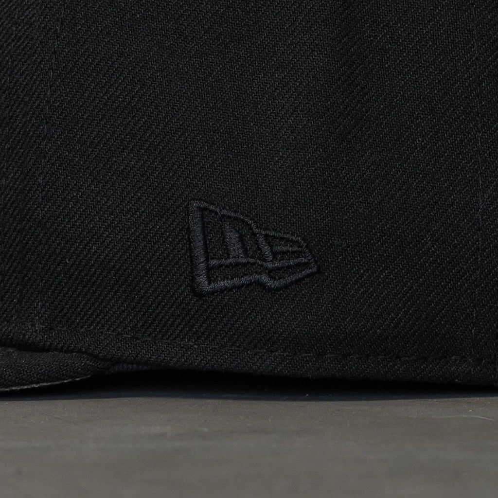 NEW ERA 59FIFTY MLB NEW YORK YANKEES WORLD SERIES 1998 BLACK ON BLACK / GREY UV FITTED CAP