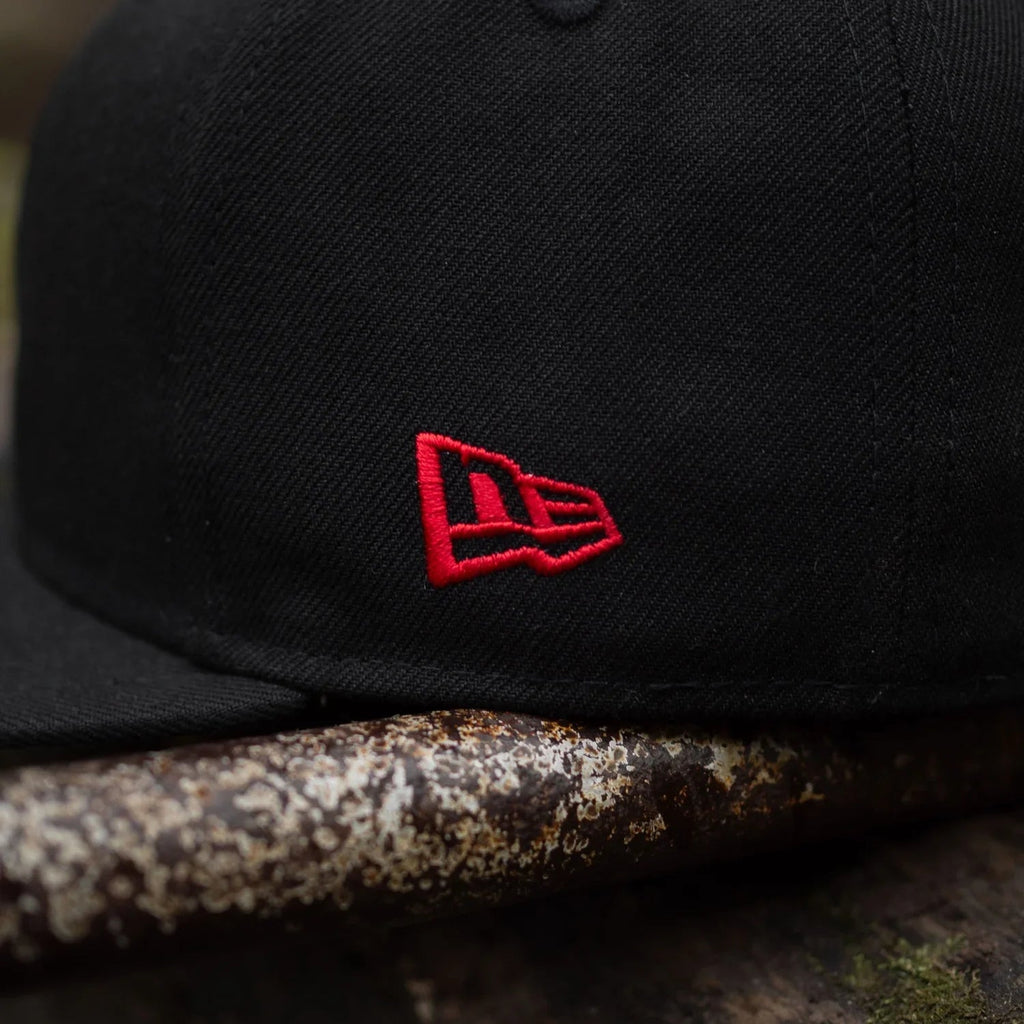 NEW ERA 59FIFTY FRIDAY THE 13TH BLACK / GREY UV FITTED CAP