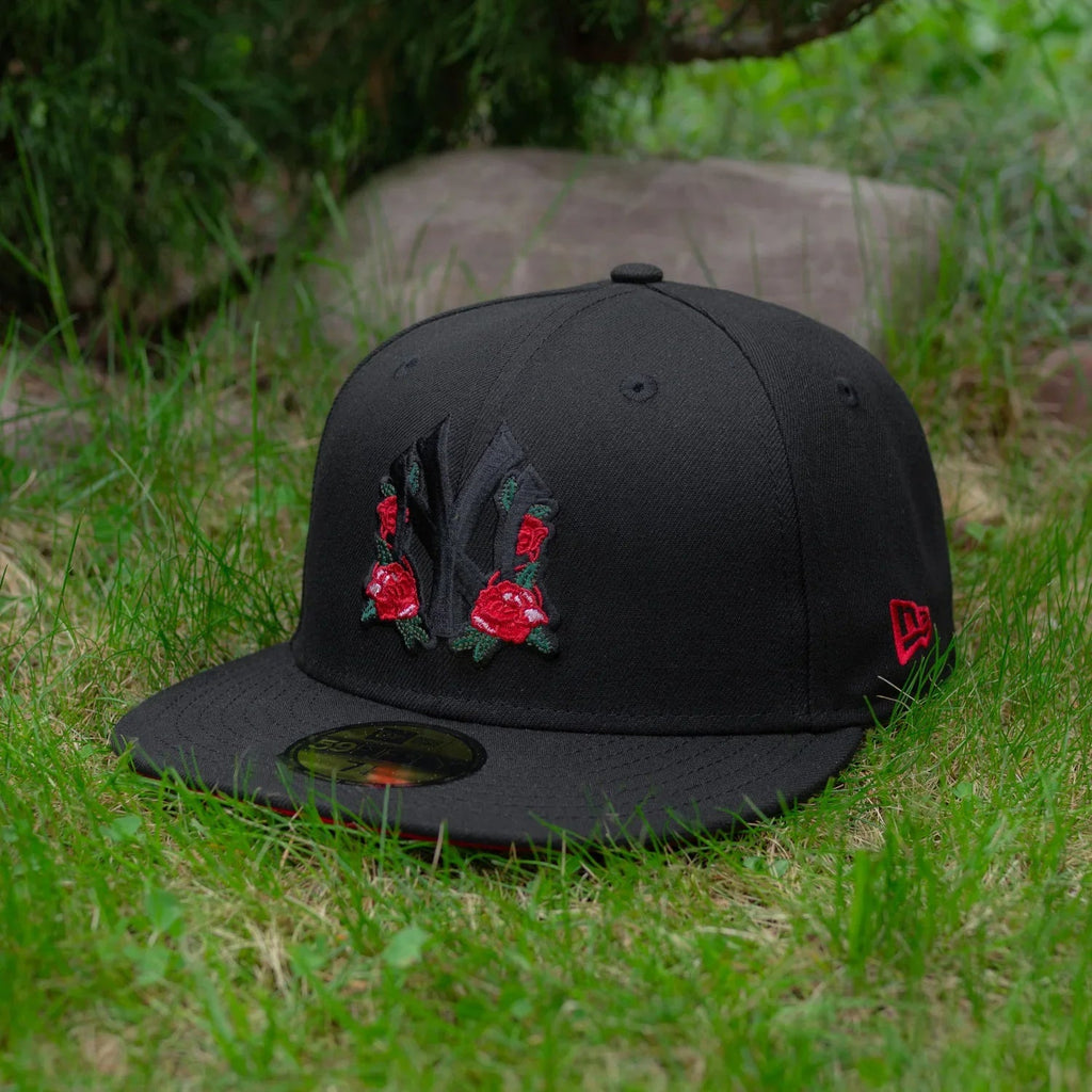 NEW ERA 59FIFTY MLB NEW YORK YANKEES ROSES BLACK / SCARLET UV FITTED CAP