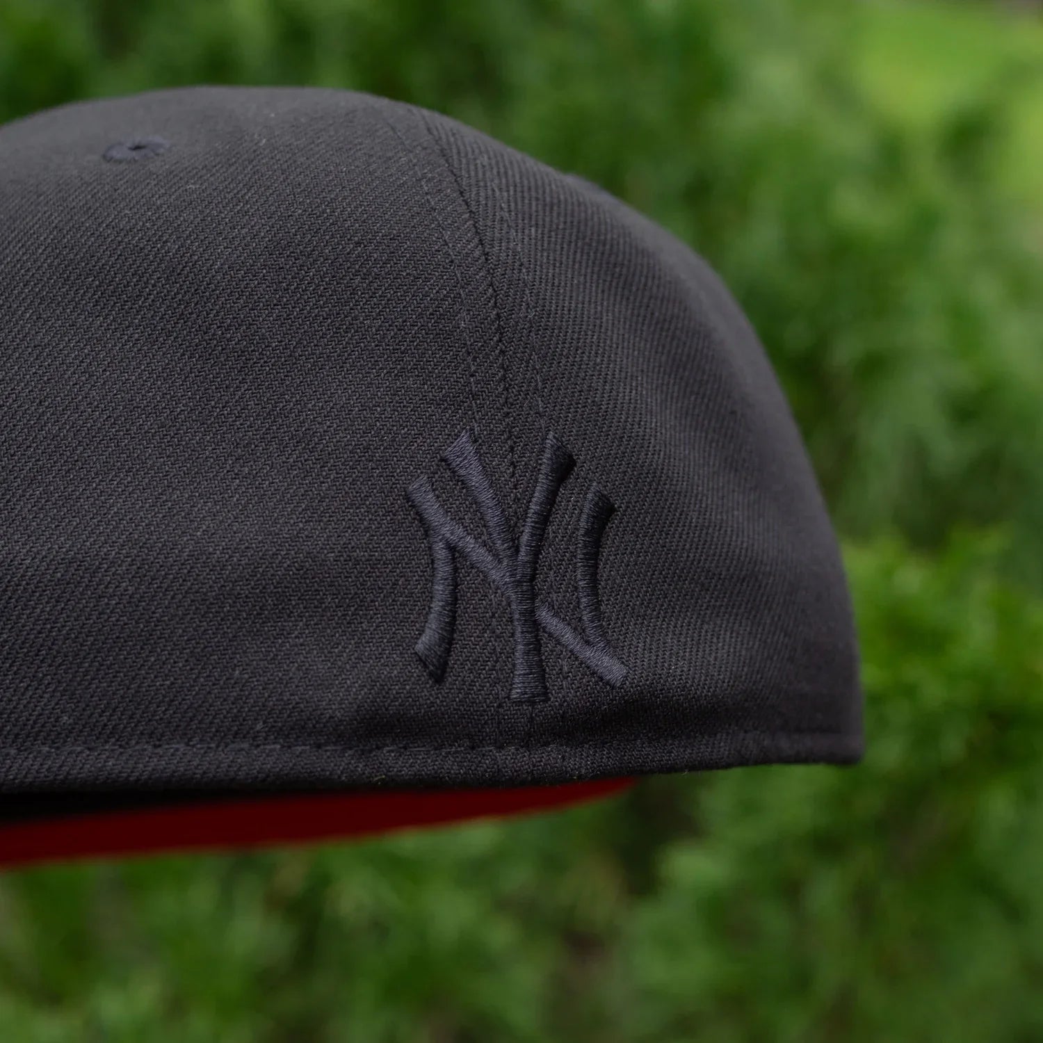 NEW ERA 59FIFTY MLB NEW YORK YANKEES ROSES BLACK / SCARLET UV FITTED CAP