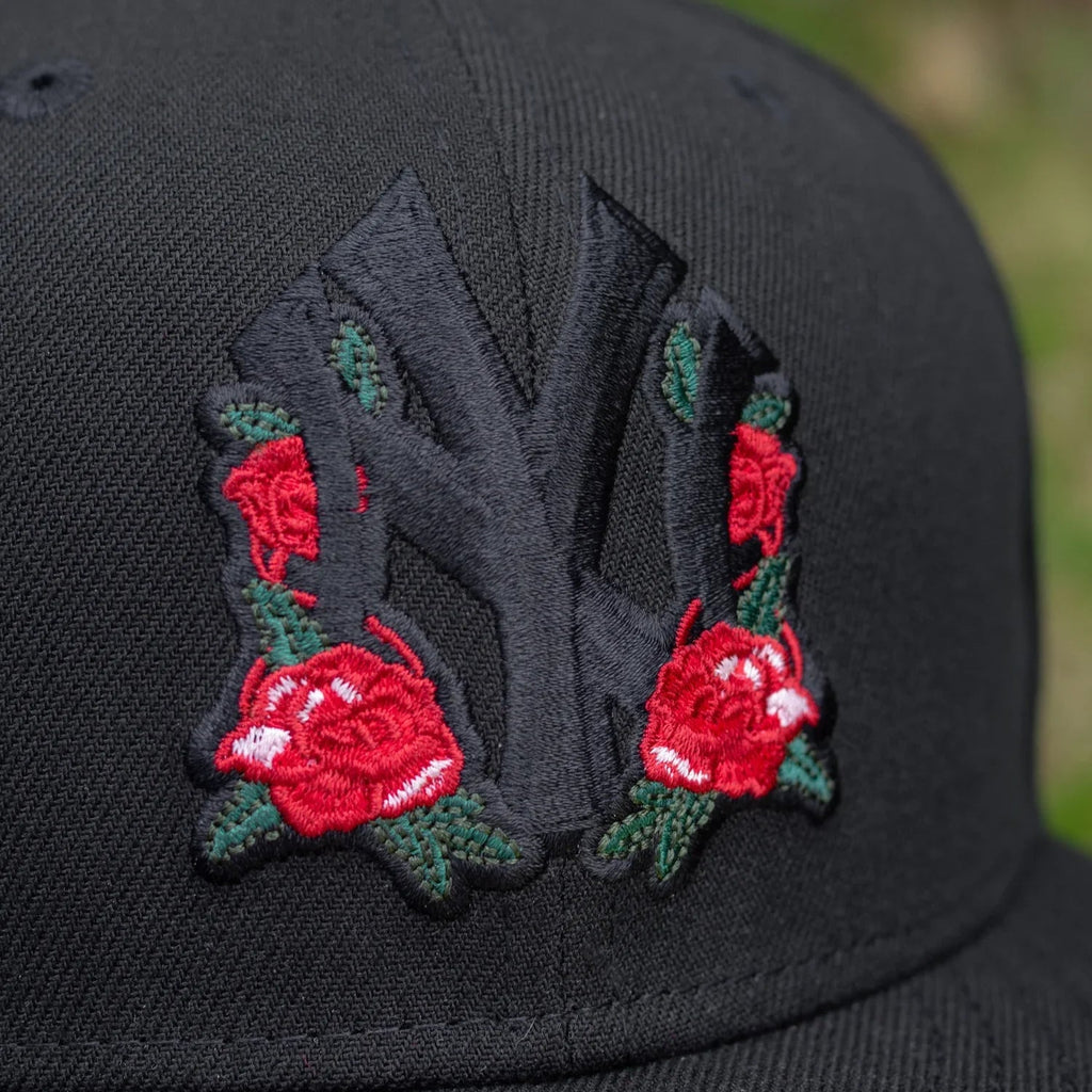 NEW ERA 59FIFTY MLB NEW YORK YANKEES ROSES BLACK / SCARLET UV FITTED CAP