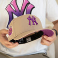 NEW ERA 59FIFTY MLB NEW YORK YANKEES WORLD SERIES 1962 CAMEL / SPARKLING GRAPE UV FITTED CAP - FAM