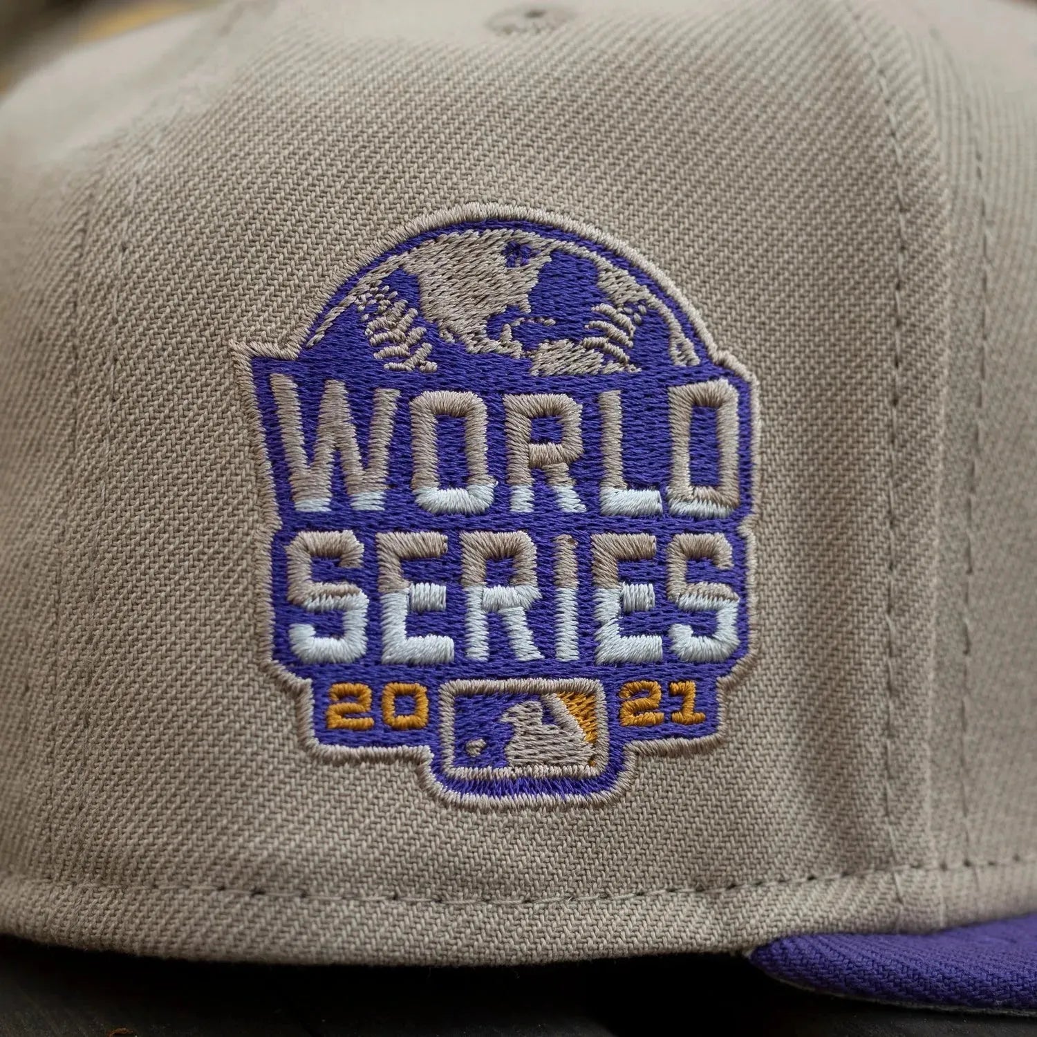 NEW ERA 59FIFTY MLB ATLANTA BRAVES WORLD SERIES 2021 TWO TONE / GREY UV FITTED CAP - FAM