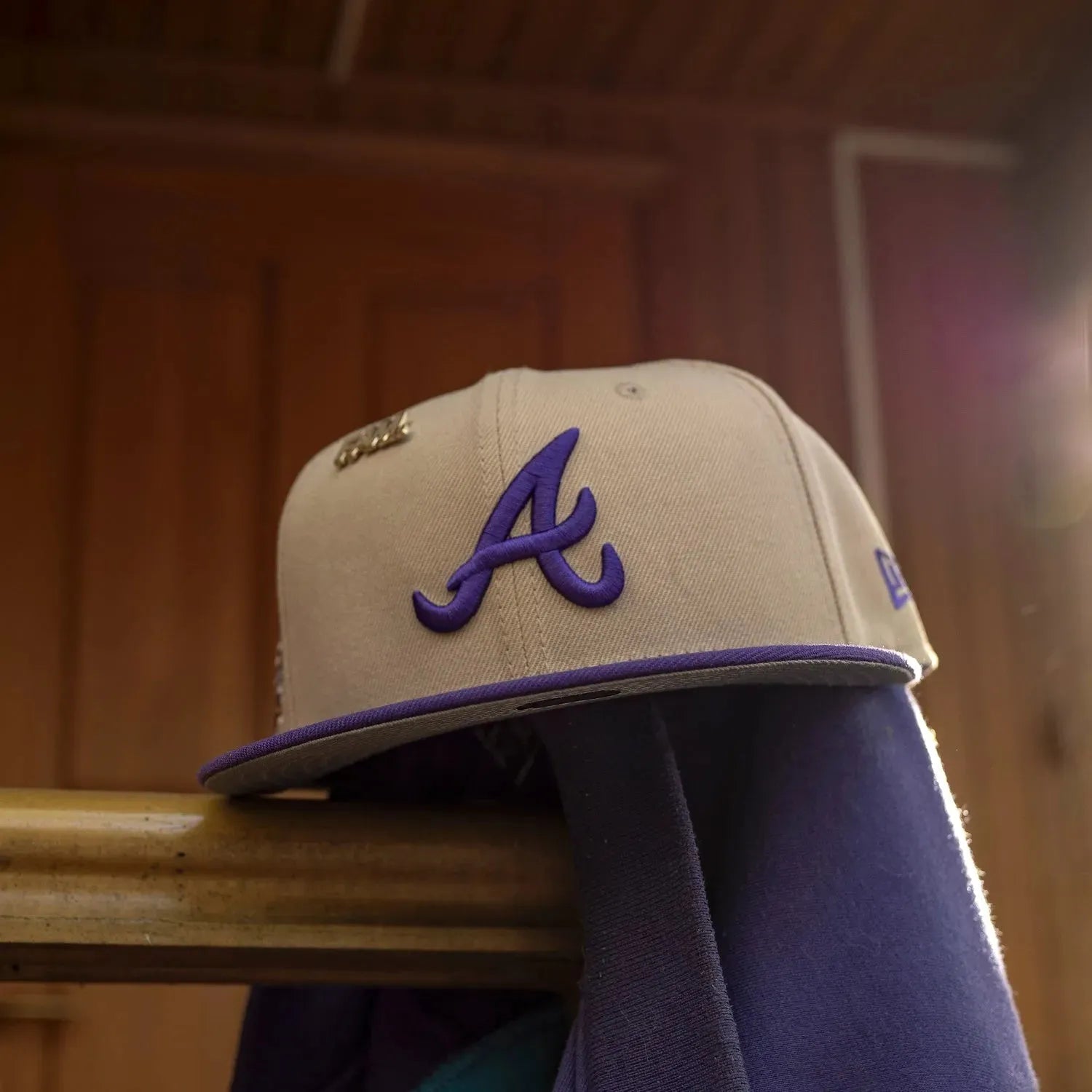 NEW ERA 59FIFTY MLB ATLANTA BRAVES WORLD SERIES 2021 TWO TONE / GREY UV FITTED CAP - FAM