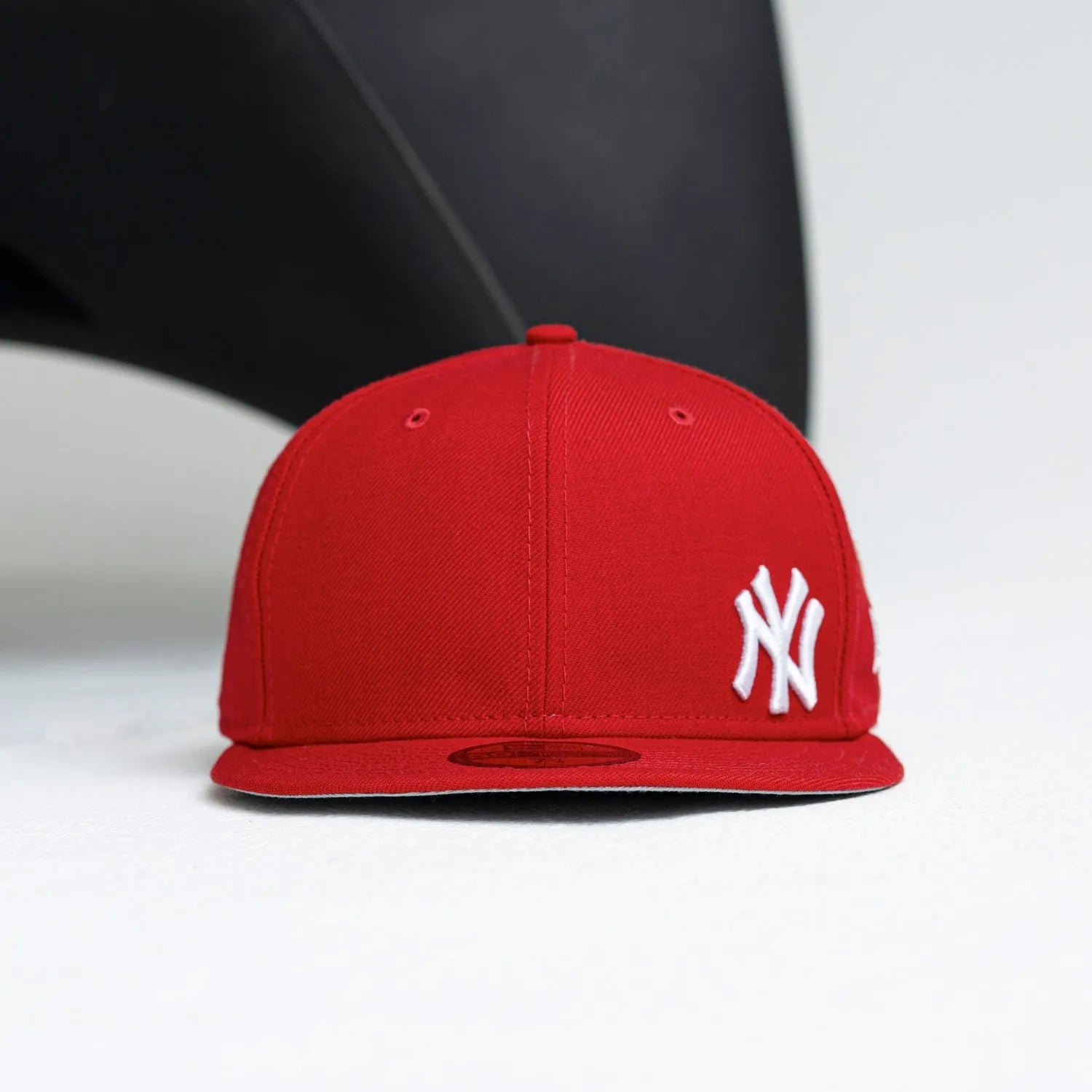 NEW ERA 59FIFTY MLB MINI LOGO NEW YORK YANKEES RED / GREY UV WOOL FITTED CAP - FAM